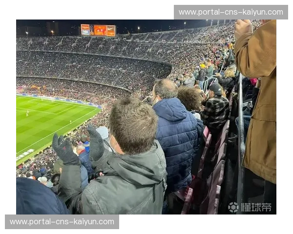 球迷镜头：现场观众为精妙肋部配合起立鼓掌